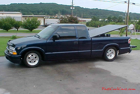 2000 s10 with tonneau cover lifted up on phuematic shocks