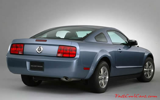 2005 Ford Mustang GT right rear view, color blue